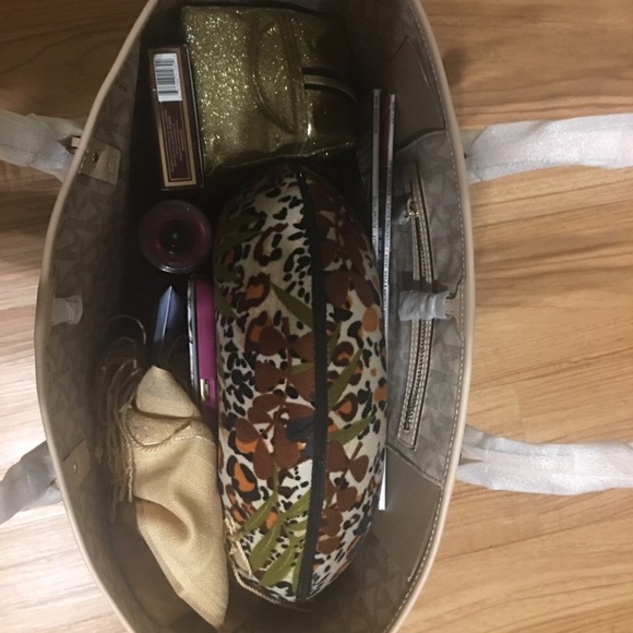 Michael Kors Jetset Travel Tote - Picture 4 of 5